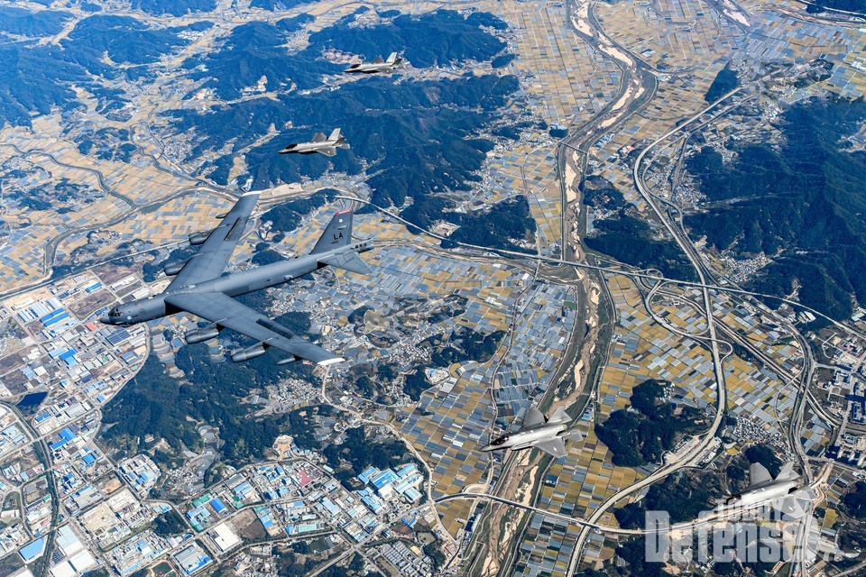 10월 17일(화) 오전 한반도에 전개한 미국 공군의 B-52H 전략폭격기와 한국 공군의 F-35A 전투기들이 한반도 상공에서 한미 연합공중훈련을 실시하고 있다.(사진:공군)