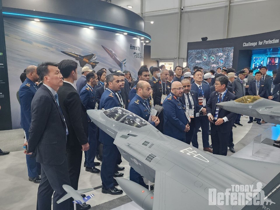 서울 ADEX 2023 KAI 전시관을 방문한 UAE 공군사령관 일행이 고정익Zone에서 제품 설명을 듣고 있다.(사진:KAI)
