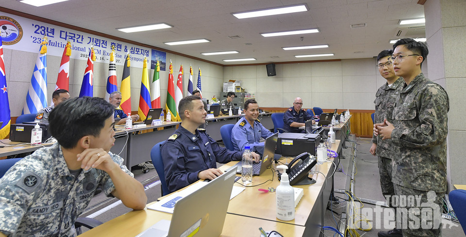 다국간 기뢰전훈련을 앞둔 지난 10월 18일 부산작전기지 내 설치된 다국간기뢰전센터에서 한국 해군 장교가 다국적 해군 장병들에게 훈련 계획에 대해 설명하고 있다.(사진:해군)