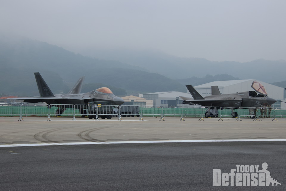 VMFA-242 대대 소속의 F-35B 2대가 F-22 랩터옆에 착륙해 있다.(사진:디펜스투데이]
