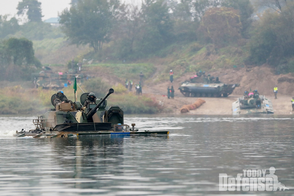 K-21장갑차가 작전지역에서 신속한 강습도하를 실시하고 있다.(사진:육군)