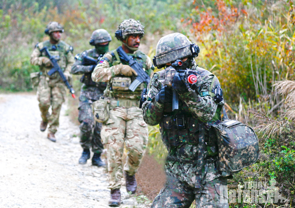 한-영 양국군 장병들이 산악지역 전투에 임하고 있다.(사진:육군)