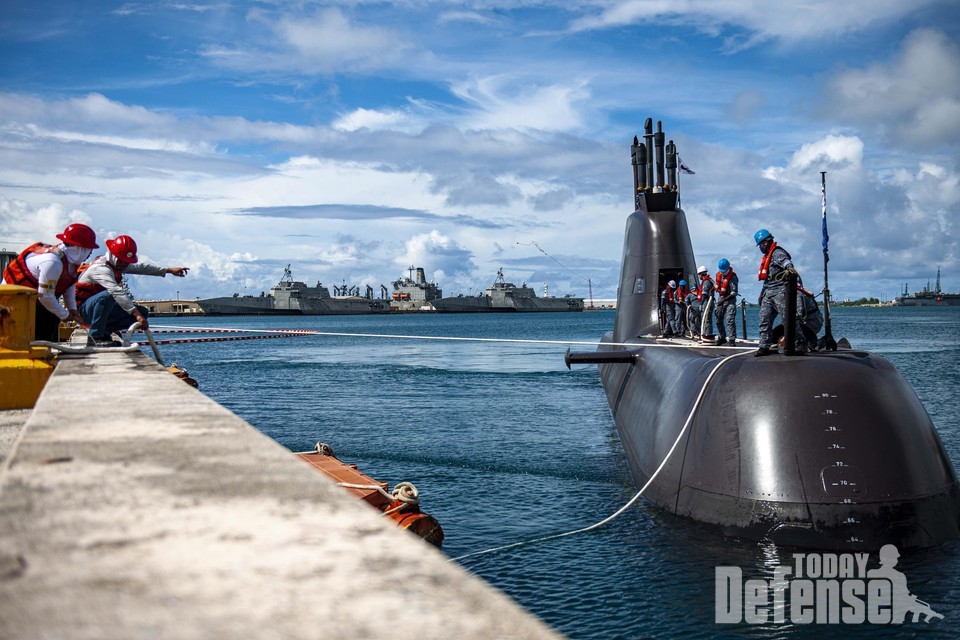 9월 28일 손원일급 잠수함 정지함이 사일런트 훈련 참가 차 미군 괌 해군기지에 입항하고 있다. (사진:해군)