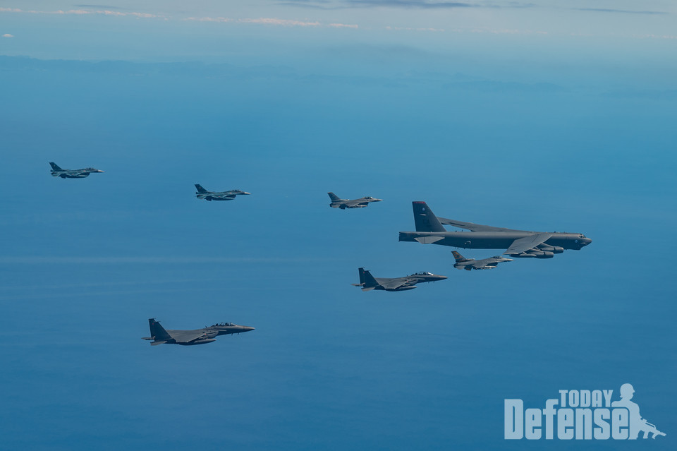 한미일 공중훈련이 10월 22일(일) 오후, 한반도 남쪽 한일 ADIZ(방공식별구역) 중첩구역에서 실시됐다. 먼곳으로부터 항곤자위대 F-2 2대, 미공군 F-16, B-52H, 미공군 F-16, 공군 F-15K 2대.(사진:U.S.Air Force))