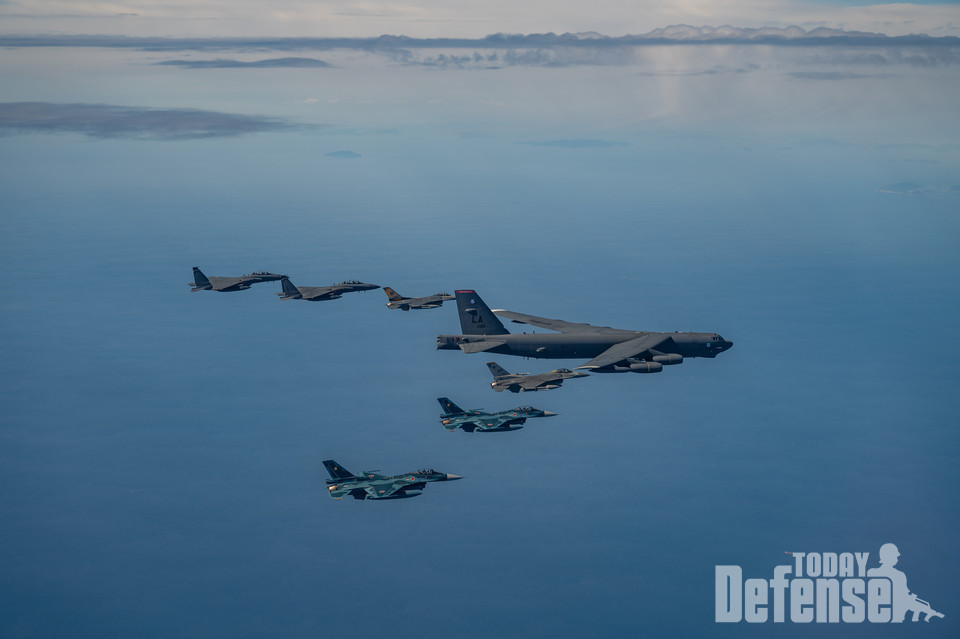 한미일 공중훈련이 10월 22일(일) 오후, 한반도 남쪽 한일 ADIZ(방공식별구역) 중첩구역에서 실시됐다. 먼곳으로부터 공군 F-15K 2대, 미공군 F-16, B-52H, F-16, 항공자위대 F-2 2대.(사진:U.S.Air Force))