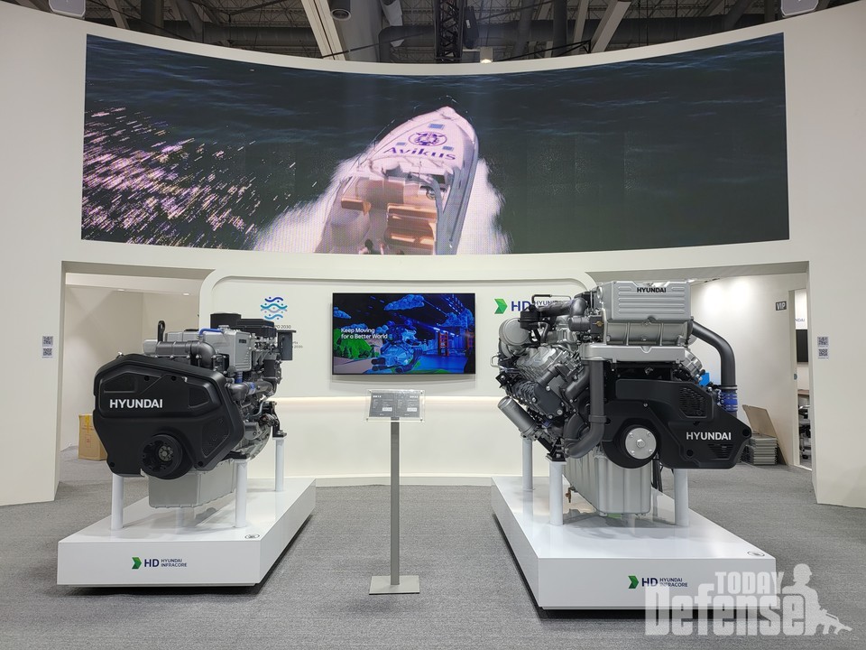 HD현대인프라코어가 공개하는 전자식 엔진인 6기통 'DX12'와 12기통 'DX22' 모델 (사진:HD현대)