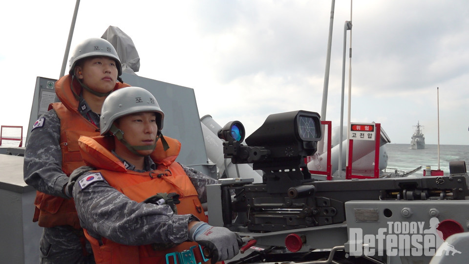 서해 합동 해상 기동훈련에 참가한 조천형함(PKG) 장병들이 태안 서방 해상에서 K-6 실사격 훈련을 하고 있다.(사진:해군)