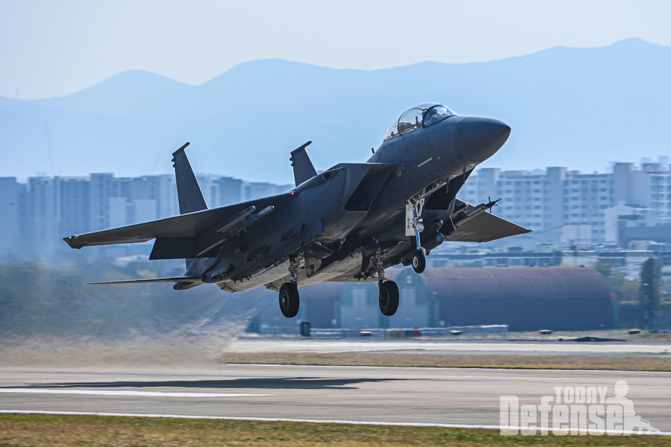 공군 제11전투비행단 F-15K 전투기가 10월 26일(목) 비상출격을 위해 활주로에서 이륙하고 있다. (사진:공군)