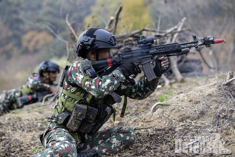 캄보디아 장병들이 목표 고지를 확보하기 위해 공격하고 있다.  (사진:육군)