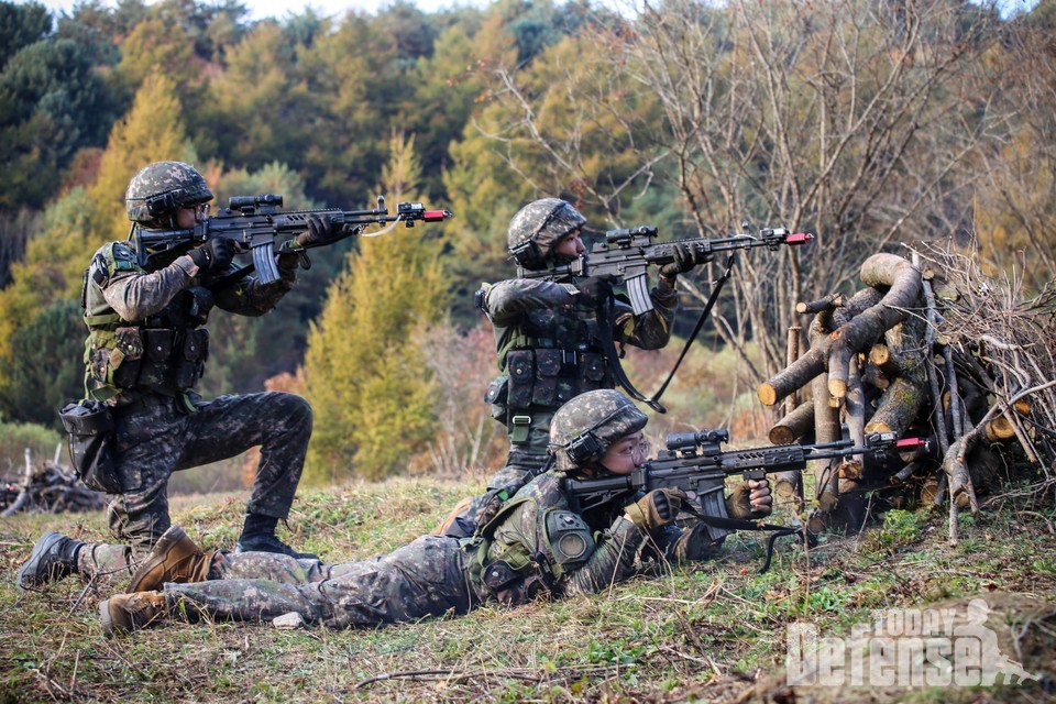 대한민국 육군 장병들이 산악지역 전투를 실시하고 있다.(사진:육군)
