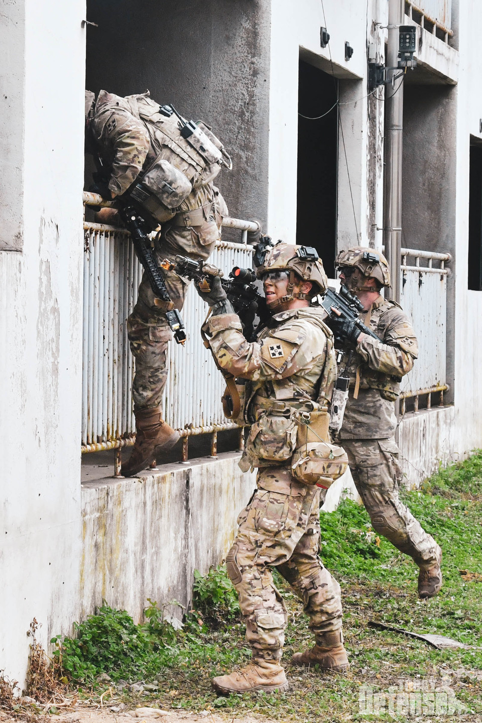 한미 양국군 장병들이 연합TF를 구성하여, 전문대항군 부대와 쌍방교전을 실시하고 있다.(사진:육군)