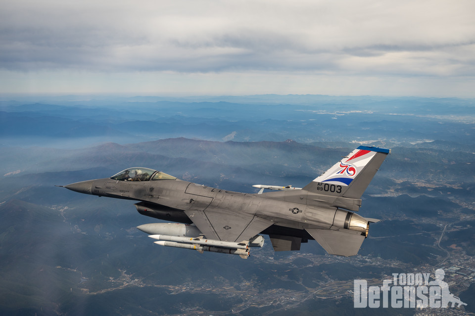 한미동맹 70주년을 기념하는 미크를 단 주한미공군 제80전투비행대대 소속 F-16 전투기가 한국 남부 해안을 비행하고 있다.(사진:U.S.Air Force)