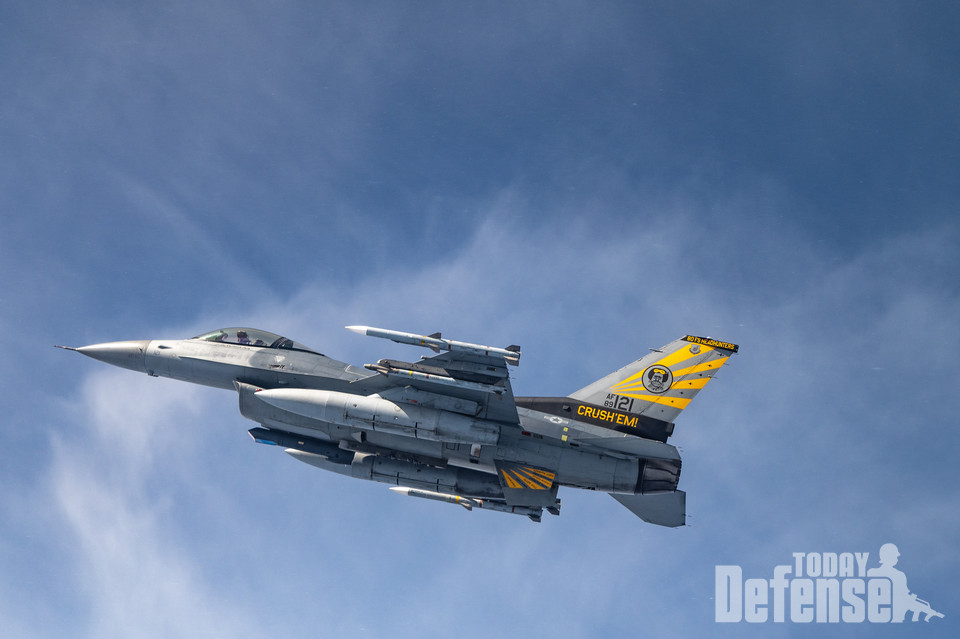 제8전투비행단 예하 제80전투비행대대 소속 F-16전투기가 한국 남부 해안 상공을 비행하고 있다.(사진:U.S.Air Force)