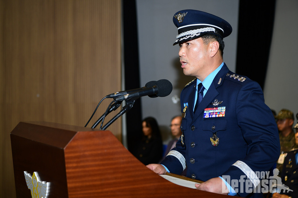 취임사를 하고 있는 김일중 초대 시험평가단장(대령) (사진:공군)