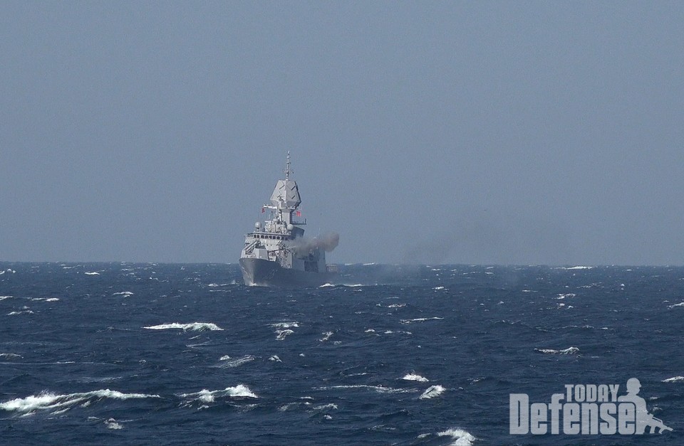 11월 1일, 울산 인근 해상에서 호주 왕립 해군 호위함 투움바함이 연합 해상 실사격 훈련을 실시했다.(사진:해군)