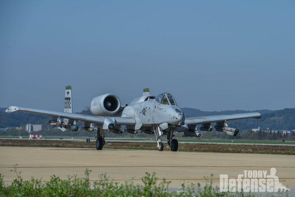 51전투비행단 예하 25전투비행대대 소속의 A-10 썬더볼트-II가 이륙을 위해서 택싱을 하고 있다.(사진:U.S.Air Force)