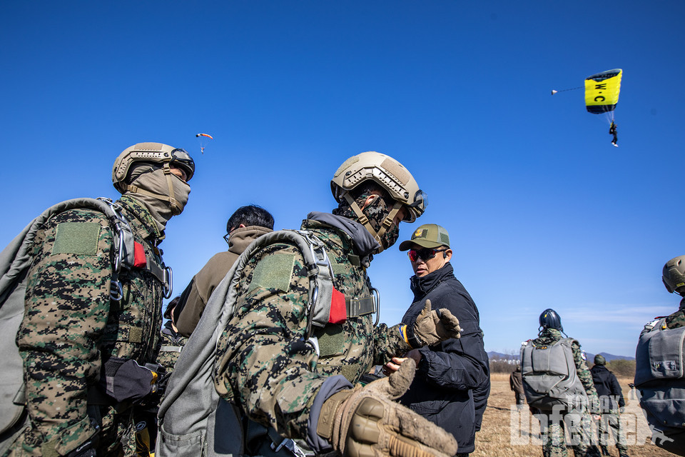 '정밀강하'에 도전한 장병들이 헬기탑승전 안전검사를 실시하고 있다.(사진:육군)