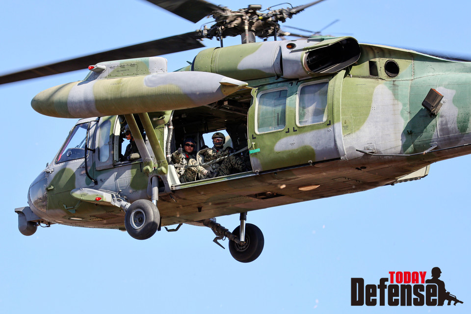 특전요원들이 '정밀강하'를 위해 UH-60 헬기에 탑승하고 있다.(사진:육군)
