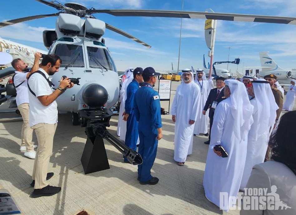 야외전시된 수리온을 관람 중인 모하메드 빈자예드 알나하얀(Crown Prince)  UAE 왕세자(사진:KAI)
