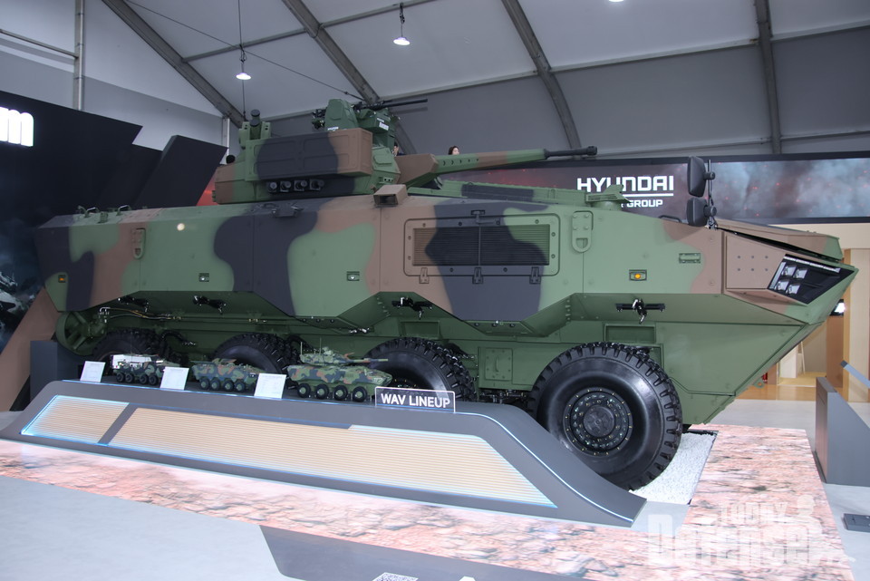 30t급 차륜형 장갑차 N-WAV를 현대로템이 서울ADEX2023에 공개했다.(사진:디펜스투데이)
