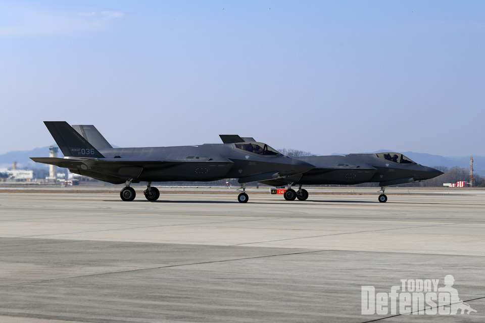 F-35A 전투기가 이륙을 위해 유도로에서 대기하고 있다.(사진:공군)