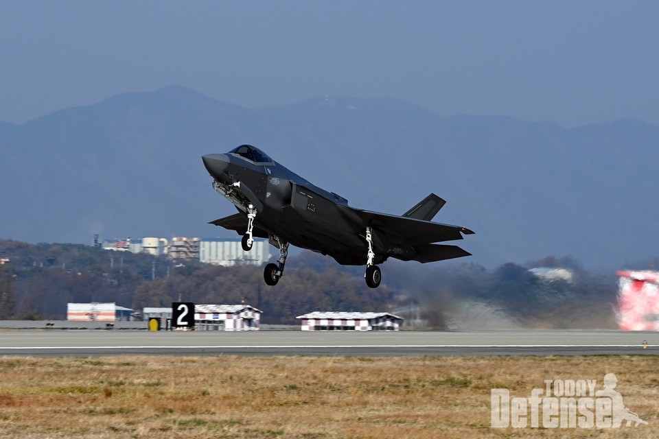 F-35A 전투기가 훈련 참가를 위해 활주로에서 이륙하고 있다.(사진:공군)