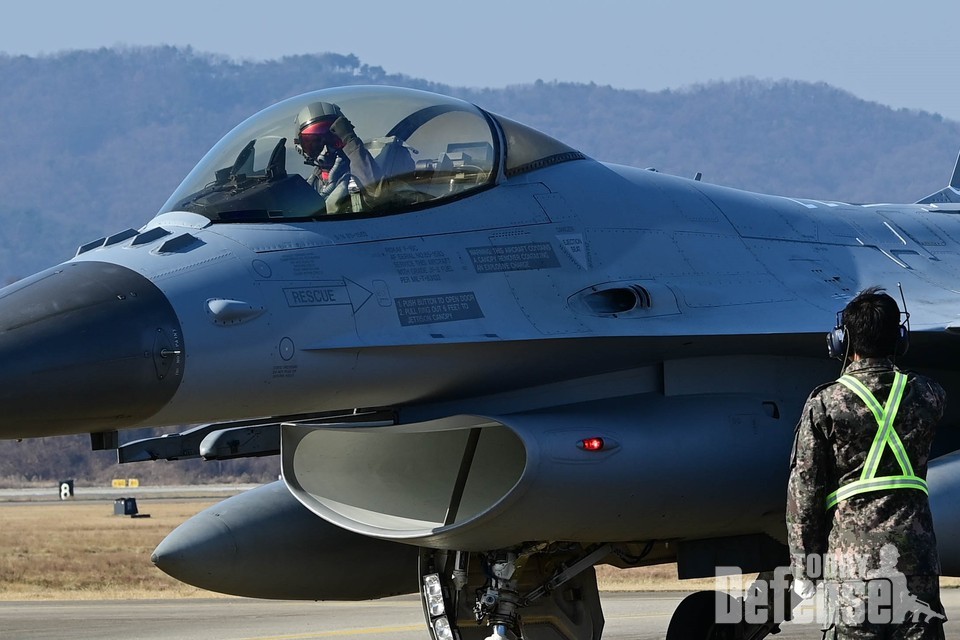 F-16 전투기 조종사가 이륙 전 성공적인 임무완수에 대한 결의를 다지고 있다.(사진:공군)