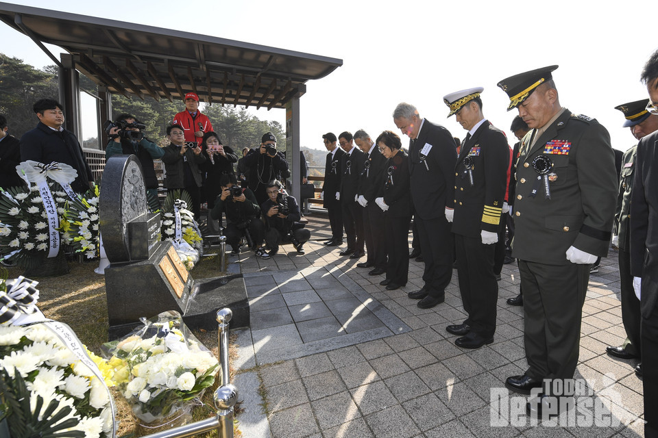 김계환 해병대사령관을 비롯한 주요 직위자들이 연평도 포격전 전사자 묘역을 찾아 묵념을 하고 있다.(사진:해병대사령부)