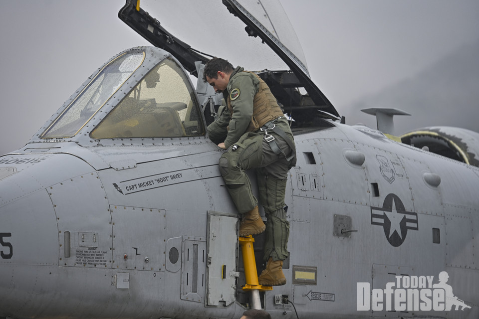 원주기지에 착륙한 미 공군 조종사가 A-10 공격기에서 내리고 있다.(사진:공군)