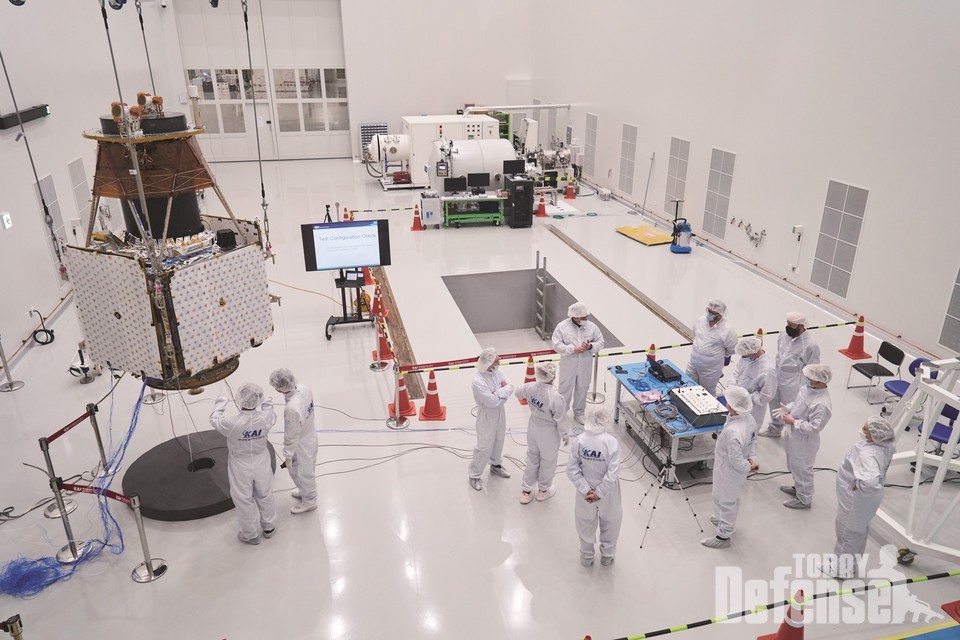 KAI 우주센터에서 차세대중형위성 2호의 링분리시험이 진행되고 있다. (사진KAI)