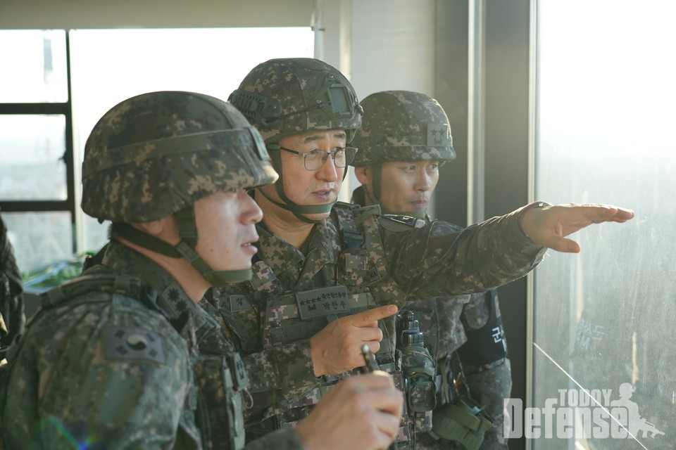 박안수 육군참모총장이 1사단 도라OP를 방문하여 작전현장을 확인하고 있다. (사진:육군)