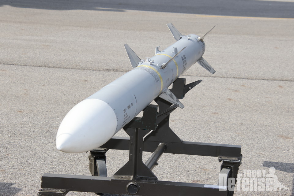AIM-120C-8 암람을 39발을 구매했다. F-35A 스텔스 전투기 1대를 버드스트라이크로 손실한 숫자에 맞춰 구매했다.(자료사진:디펜스투데이)
