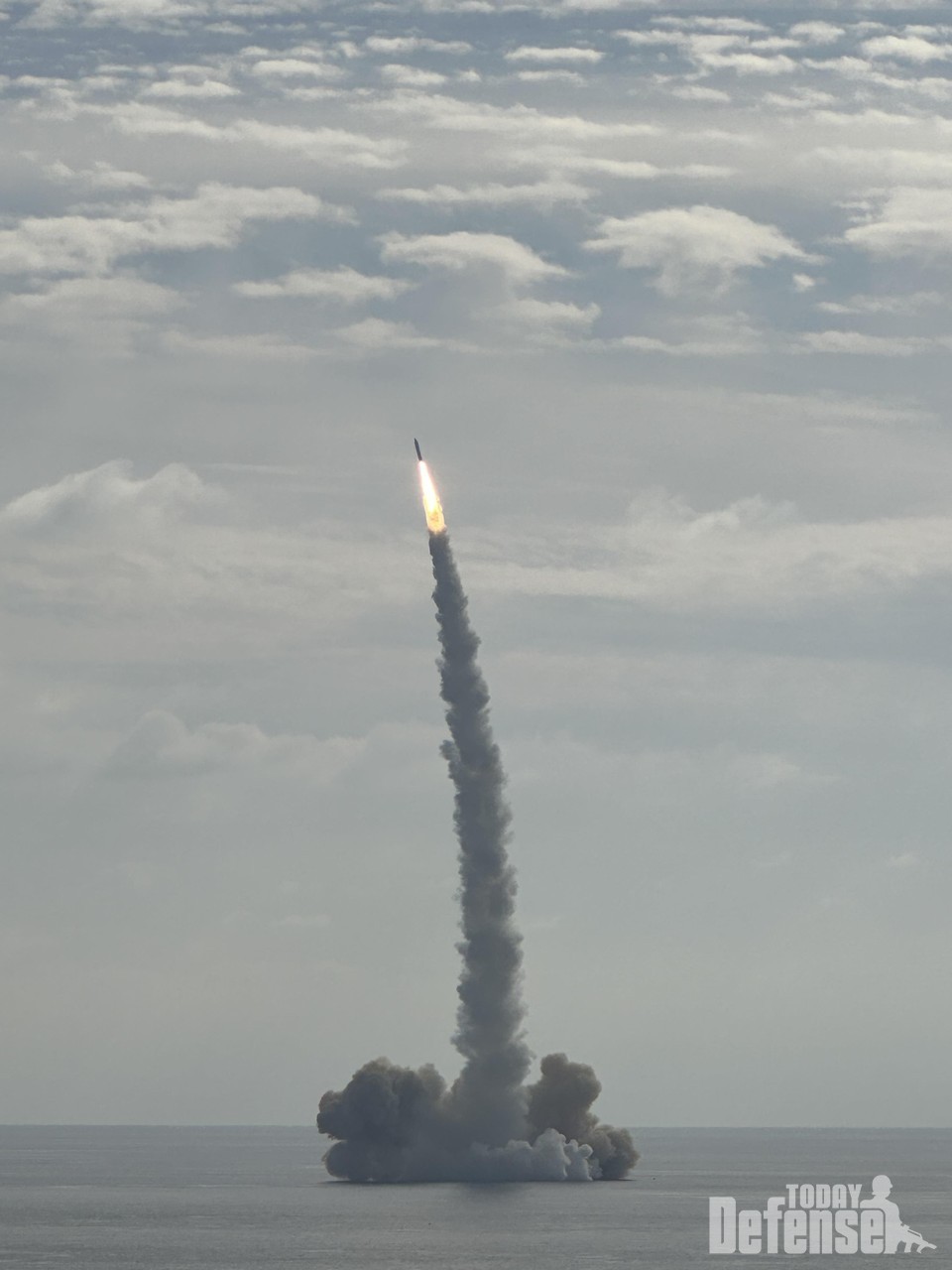 한화시스템이 자체 개발·제작한 '소형 SAR 위성'이 제주도 남쪽 해상에서 4일 오후 2시 정각에 발사되고 있다.(사진:한화시스템)
