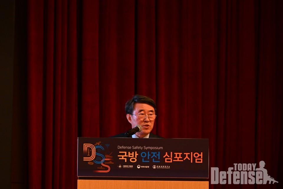 김인호 국방혁신위원이 기조연설을 하고 있다.(사진:국방과학연구소)