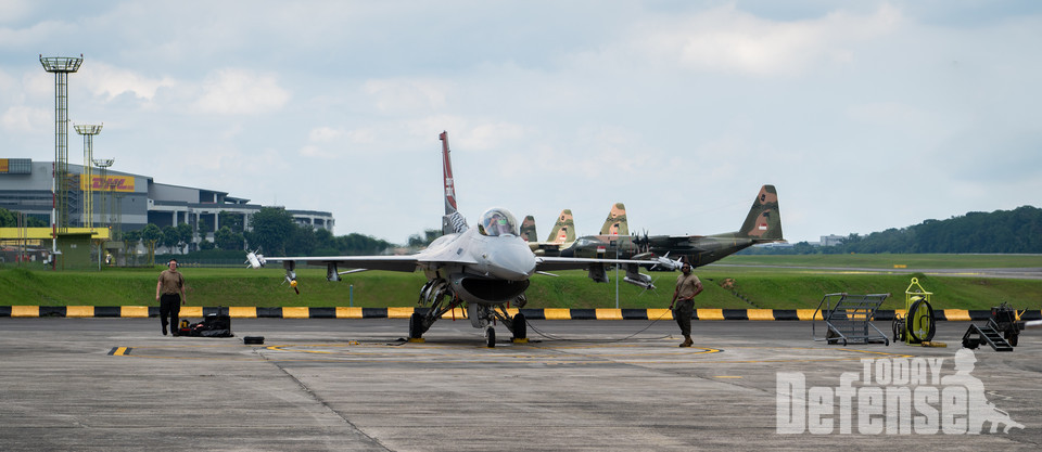 2023년 11월 15일 싱가포르 레바 공군기지에서 열린 코만도 슬링 23에서 제36전투비행대대 소속의 미 공군 F-16 파이팅 팰콘이 이륙을 준비하고 있다. 제36전투비행대대 조종사들은 코만도 슬링 23에 참가하기 위해 싱가포르로 날아갔다. CS23은 전투기의 공대공 능력에 우선순위를 두었으며, 임무 준비성을 높이기 위해 실제 환경에서의 비행 지원 작전에 중점을 두었다.(사진:U.S.Air Force)