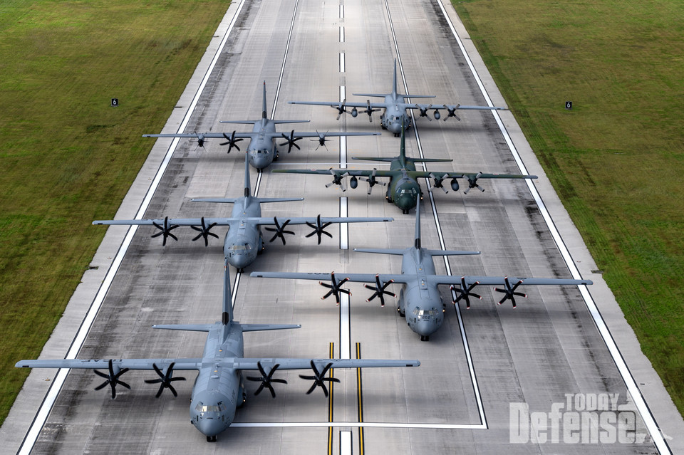세 대의 미국 제36원정공수비행대대 소속 미 공군(USAF) C-130J 슈퍼 허큘리스 수송기가 제436수송비행대대 소속의 캐나다 공군(RCAF) C-130J 슈퍼 허큘리스와 함께 엘레펀트 워크에 참가했다, 괌 앤더슨 공군기지에서 제401전술공수비행대대 소속 일본 항공자위대(JASDF) C-130H 허큘리스와 제251공수비행대대 소속의 대한민국 공군(ROKAF) C-130H 허큘리스가 12월 9일 코끼리 산책을 하고 있다. 9, 2023년 크리스마스 드롭 2023(OCD 23) 작전 중. 미 공군, 항공자위대, 일본 항공자위대, 한국 공군 승무원들은 6일 동안 58개 섬에 210개의 꾸러미를 전달했다. 인도적 지원 물품은 180만 평방마일에 걸쳐 4만2천여 명의 미크로네시아 외딴 섬 주민들에게 전달되었다.(사진:U.S.Air Force)
