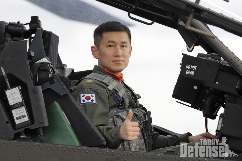 2023년 탑 헬리건으로 선정된 김영은 준위가 아파치 헬기 앞에서 포즈를 취하고 있다. (사진:육군)