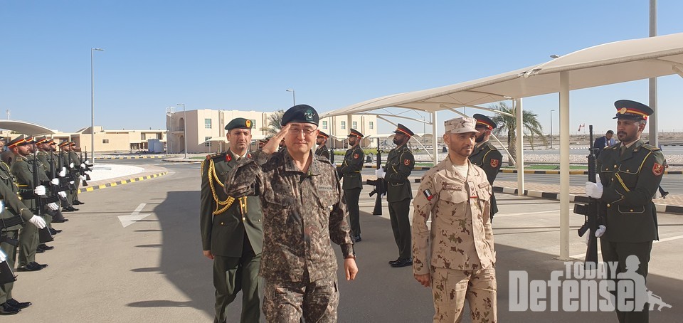 UAE 지상군사령부를 방문한 박안수 육군참모총장이 사이드 라쉬드 알 셰히 지상군사령관(소장)과 함께 의장대를 사열하고 있다.(사진:육군)