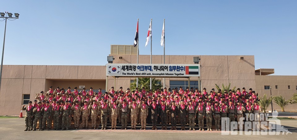 박안수 육군참모총장이 아크부대를 방문하여 장병들과 함께 오찬 후 기념촬영을 하고 있다.(사진:육군)