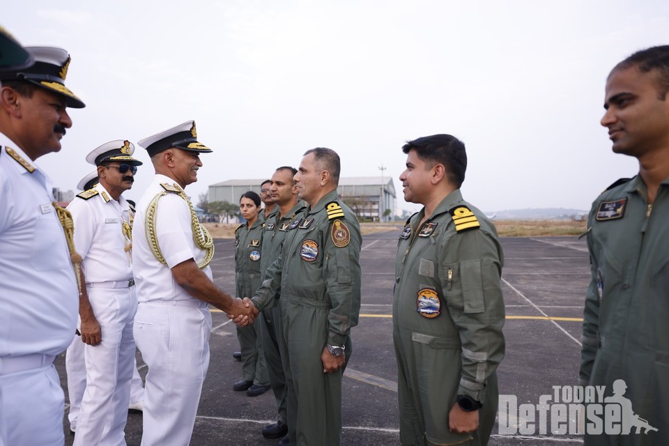 인도해군 R 하리 쿠마르 해군참모총장은 IL-38SD 승무원들과 악수하며 노고를 치하했다.(INS)