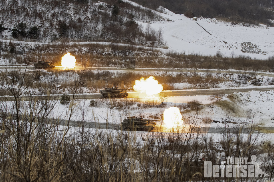 수기사 K1A2전차들이 전차포 사격을 실시하고 있다.(사진:육군)