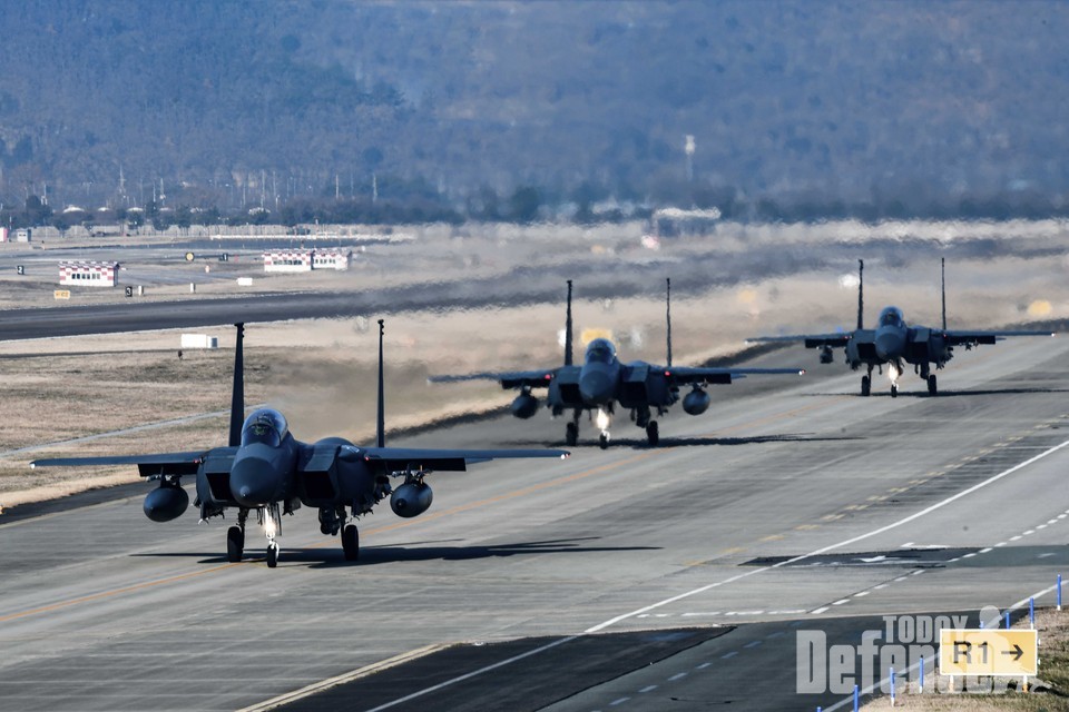 임무 출격을 위해 활주로로 이동하고 있는 F-15K 편대.(사진:공군)