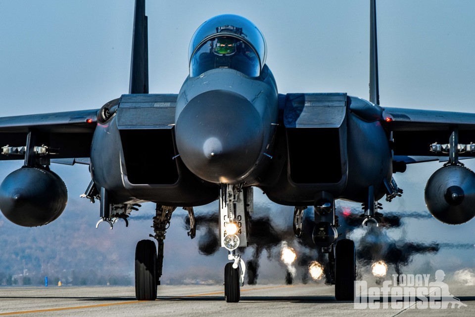 임무 출격을 위해 활주로로 이동하고 있는 F-15K 편대.(사진:공군)