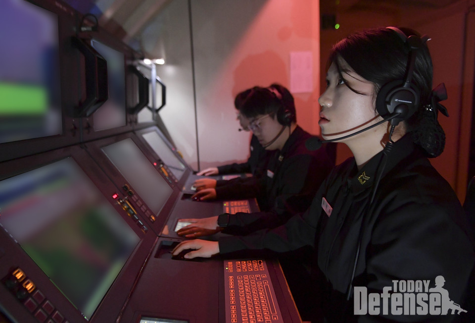 김경훈 중사(맨 앞쪽)가 지난해 12월 21일, 해군 잠수함사령부 잠수함 전술훈련장에서 어뢰발사훈련을 하고 있다.(사진:해군)