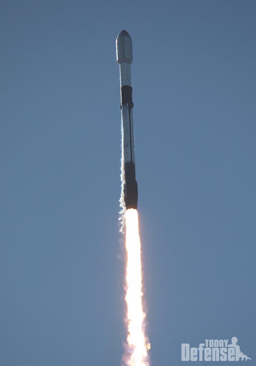 군정찰위성 1호를 싣고 하늘로 올라가는 운반체 팔콘-9 로켓(사진:스페이스X)
