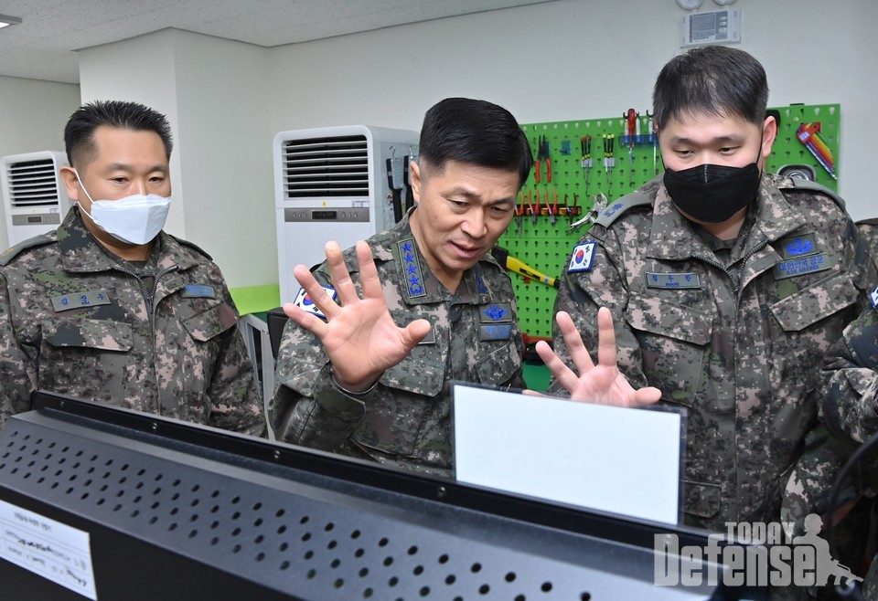 이영수 공궁참모총장이 부대의 방공관제레이다 운용현장을 점검하고 있다.(사진:공군)