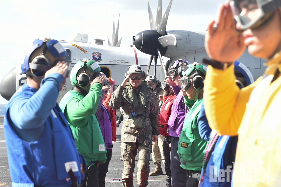 김명수 합참의장이 1월 15일 한미일 해상훈련을 실시하고 있는 미 항공모함 칼빈슨함에 방문해 임무요원들에게 경례를 받고 있다.(사진:합동참모본부)