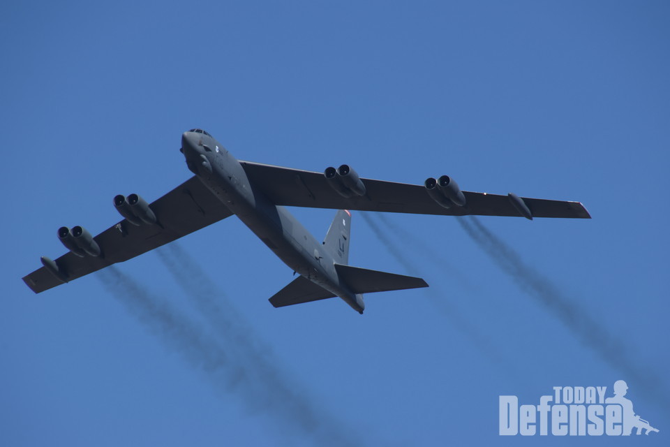 서울ADEX2023에서 서울공항 상공을 단독 통과중인 B-52H 전략폭격기(사진:디펜스투데이)