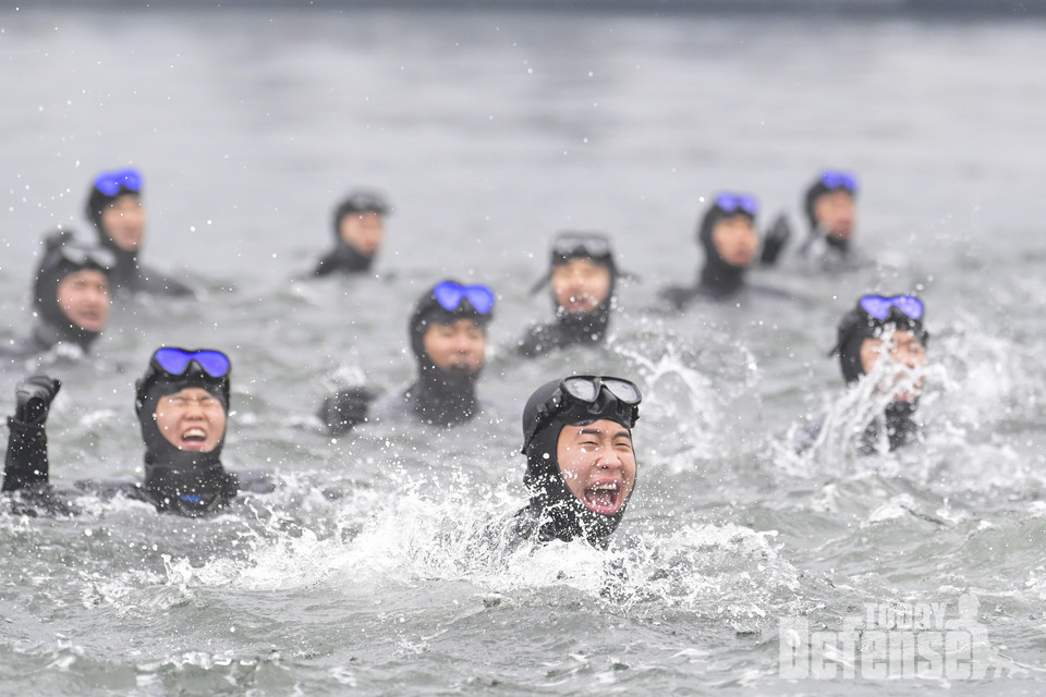 1월 18일 진해군항에서 실시된 해군 심해잠수사(SSU) 혹한기 훈련 중 물속에서 군가를 부르고 있다.(사진:해군)