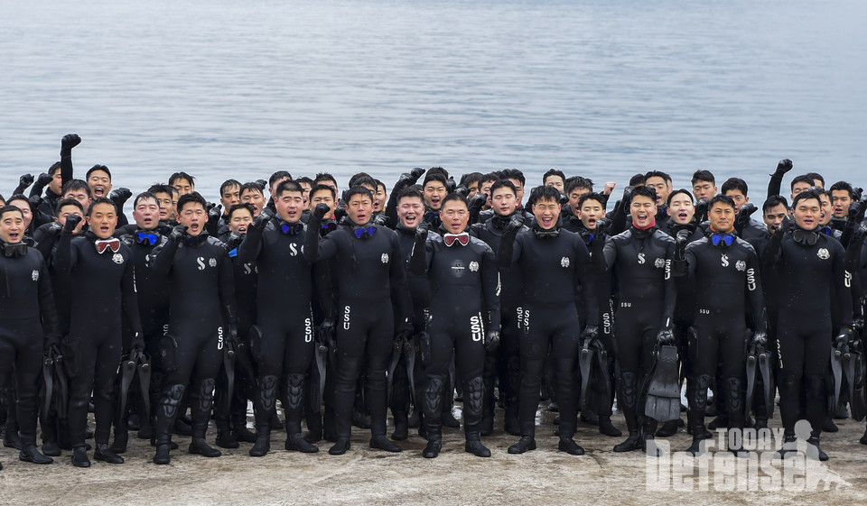 1월 18일 진해군항에서 실시된 해군 심해잠수사(SSU) 오리발과 물안경을 착용하고 진행하는 핀마스크(Fin/Mask) 수영을 끝내고 기념 촬영을 하고 있다.(사진:해군)